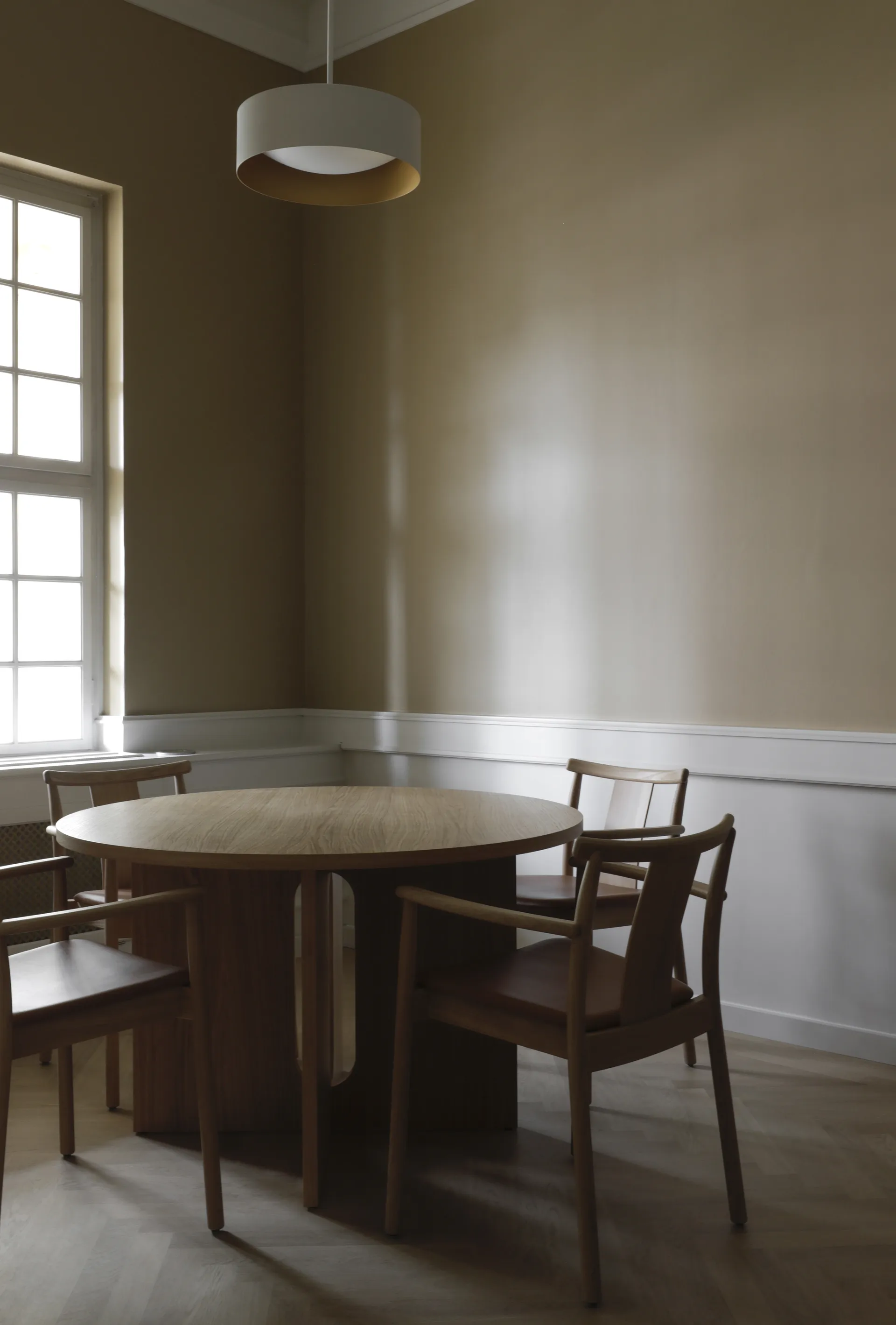 Merkur karmstol med sittepute, Oak- Dakar 0250 cognac Audo Copenhagen