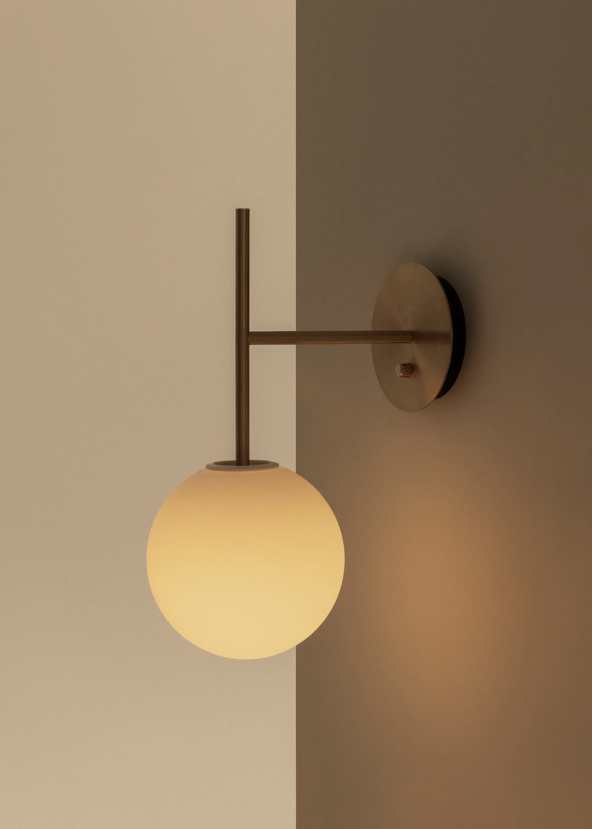 TR Bulb Suspended vegglampe, Brushed brass Audo Copenhagen