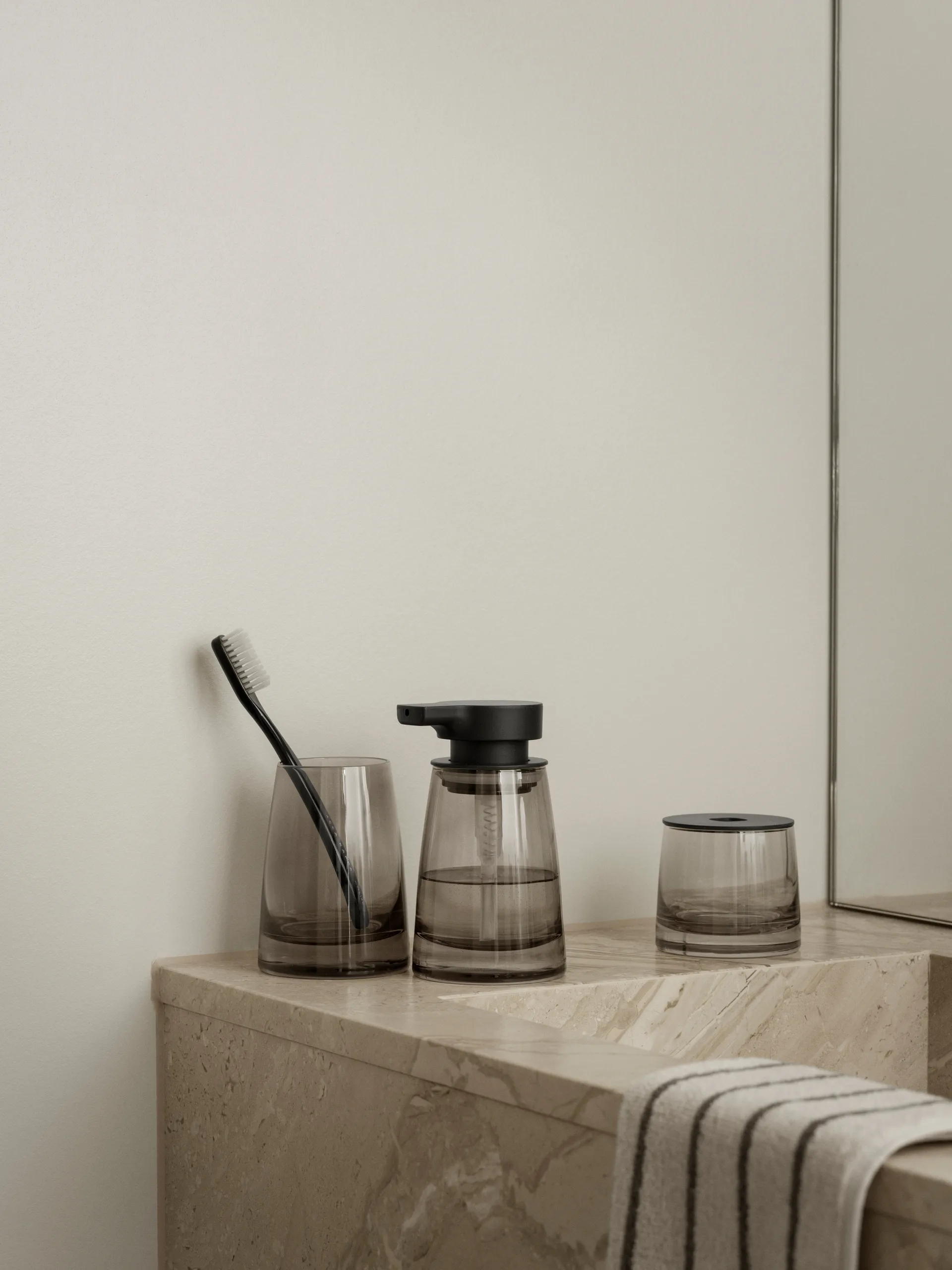 Ava såpepumpe 25 cl, Black blomus