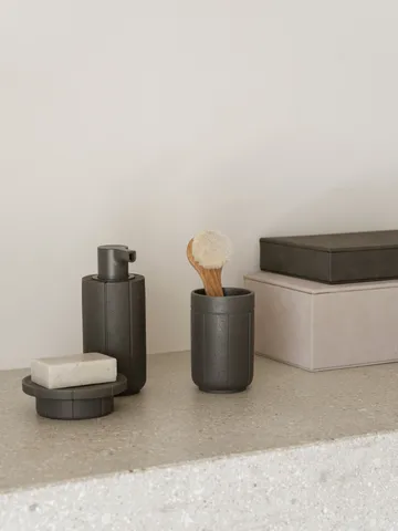 Kua tannbørstekrus - Cedar Wood, Ø7x11 cm - blomus