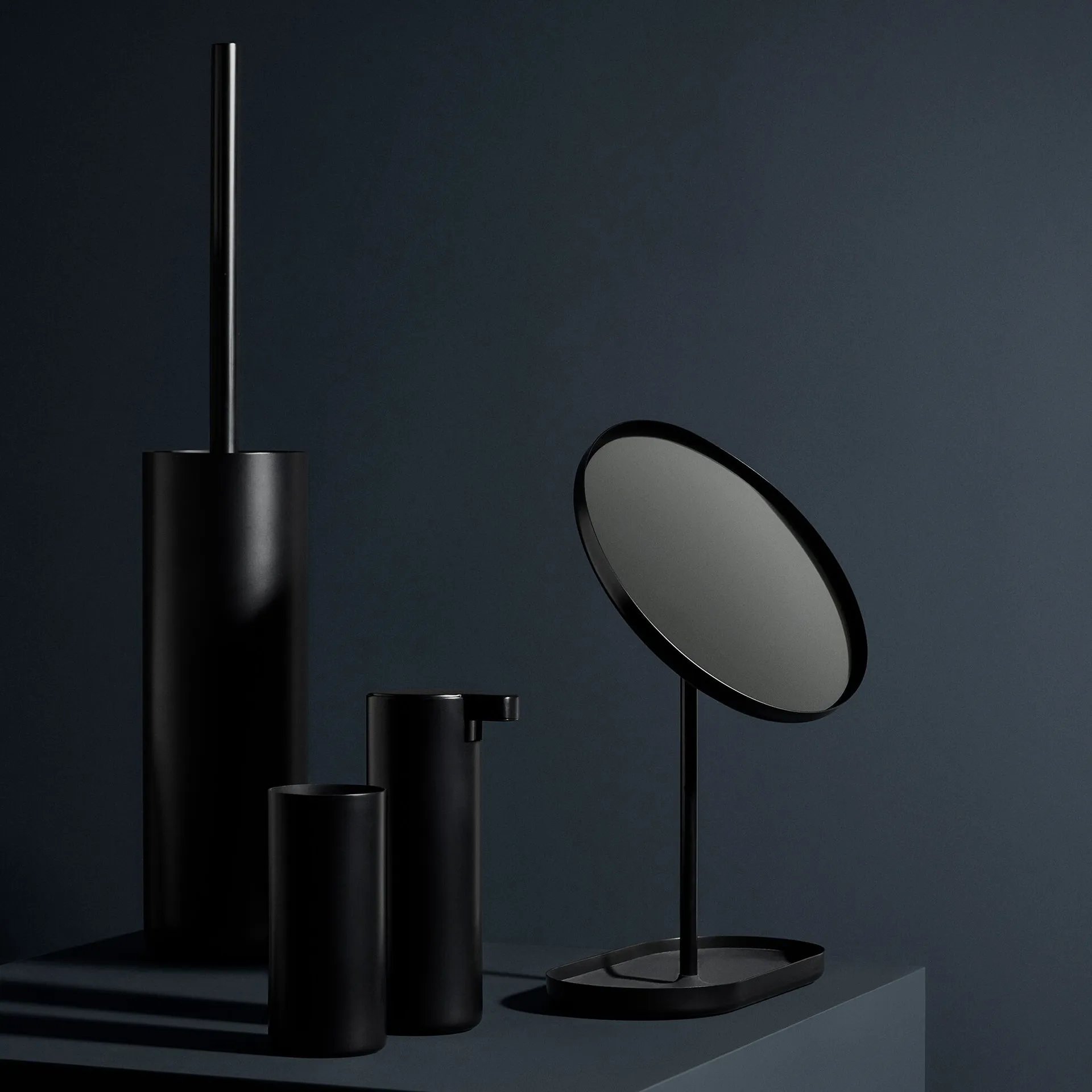 Modo toalettbørste, Svart blomus