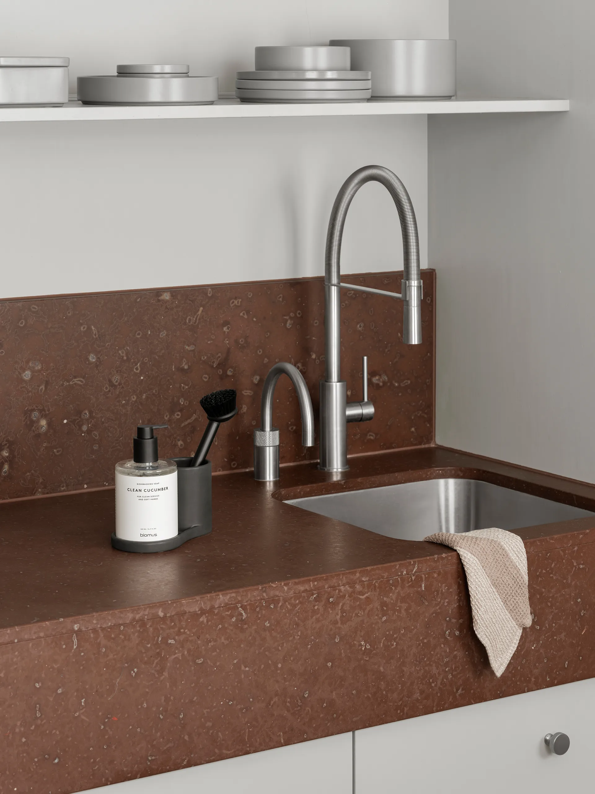 Piro oppvaskbørste- og såpedispenser, Svart blomus