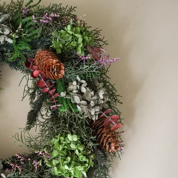 Botanical Forest Wreath blomsterkrans - Hortensia-eukalyptus-bargrener-kongler, Ø40 cm - Botané