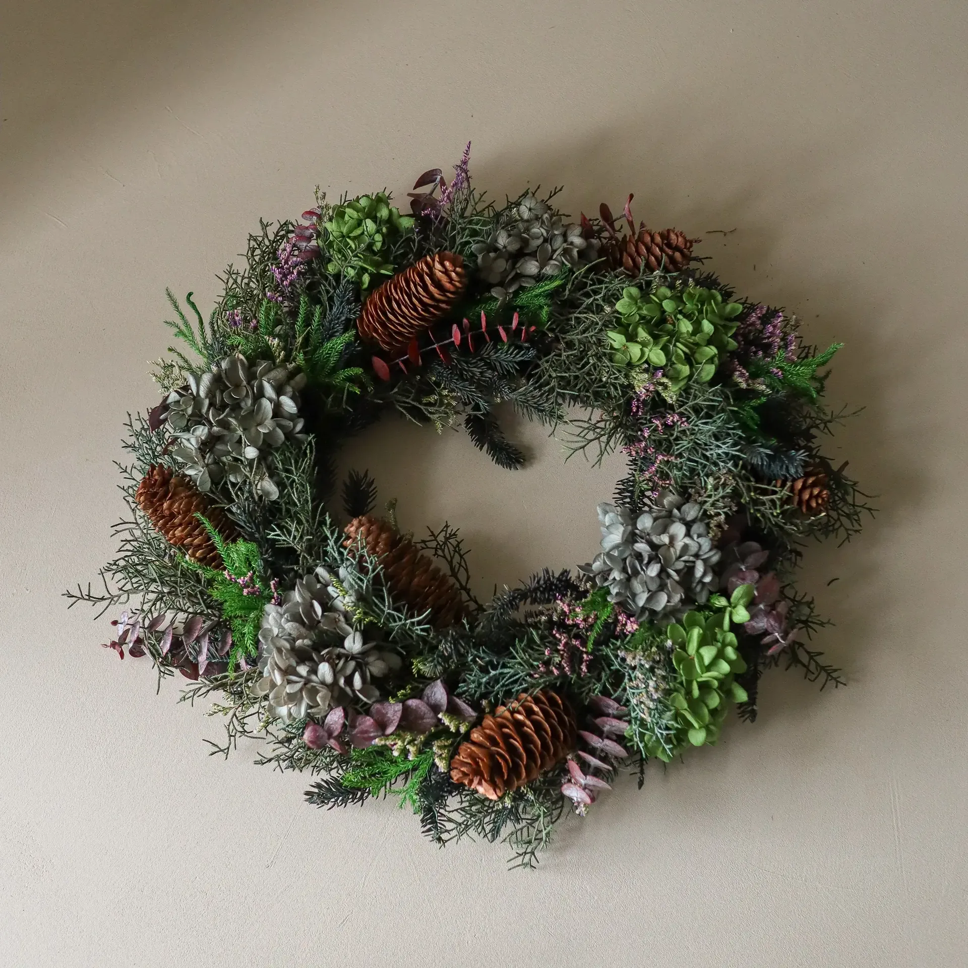 Botanical Forest Wreath blomsterkrans, Hortensia-eukalyptus-bargrener-kongler, Ø40 cm Botané