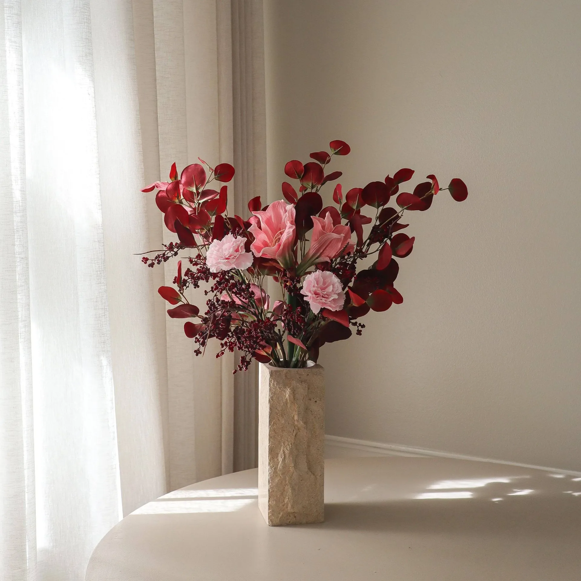 Burgundy blush kunstig bukett, Amaryllis, nellik, bærkvister, eukalyptus, 84 cm Botané