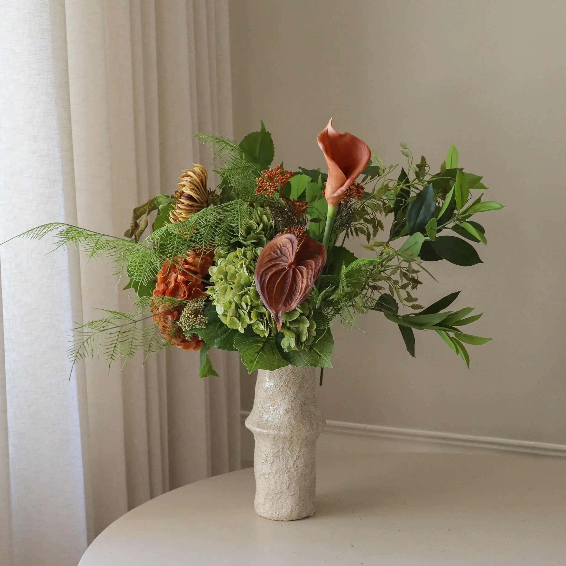 Cedar Grove kunstig bukett, Hortensia-halvkaktusdahlia-kalla, 90 cm, 14 stk Botané