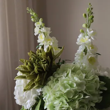 Enchanted Matcha kunstig bukett - Ridderspore-amarant-hortensia-kaktus, 9 stk - Botané