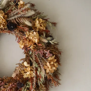 Golden Meadow Wreath blomsterkrans - Hortensia-tørket gress-bregne-hareører, Ø40 cm - Botané