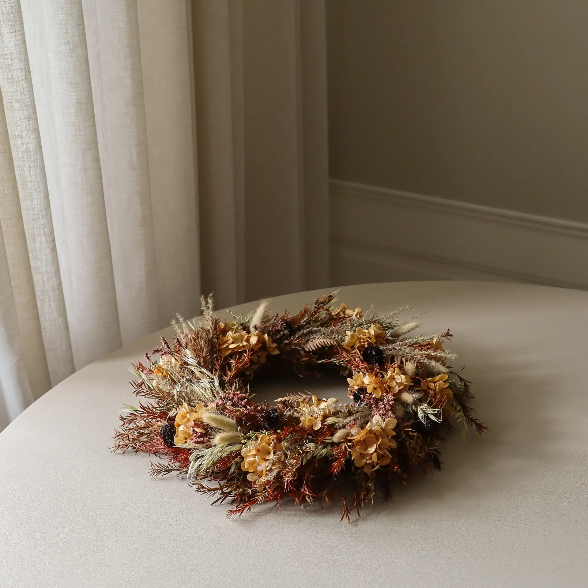 Golden Meadow Wreath blomsterkrans, Hortensia-tørket gress-bregne-hareører, Ø40 cm Botané