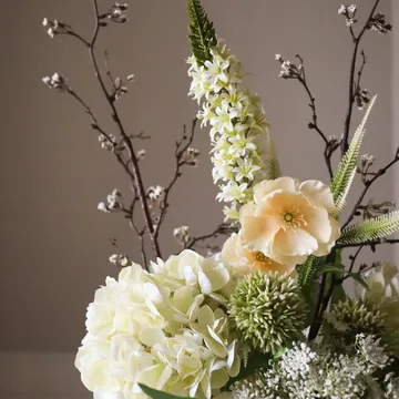 Ivory Cascade kunstig bukett - Snøbærkvist-kirsebærkvist-valmue-hortensia 13 stk - Botané