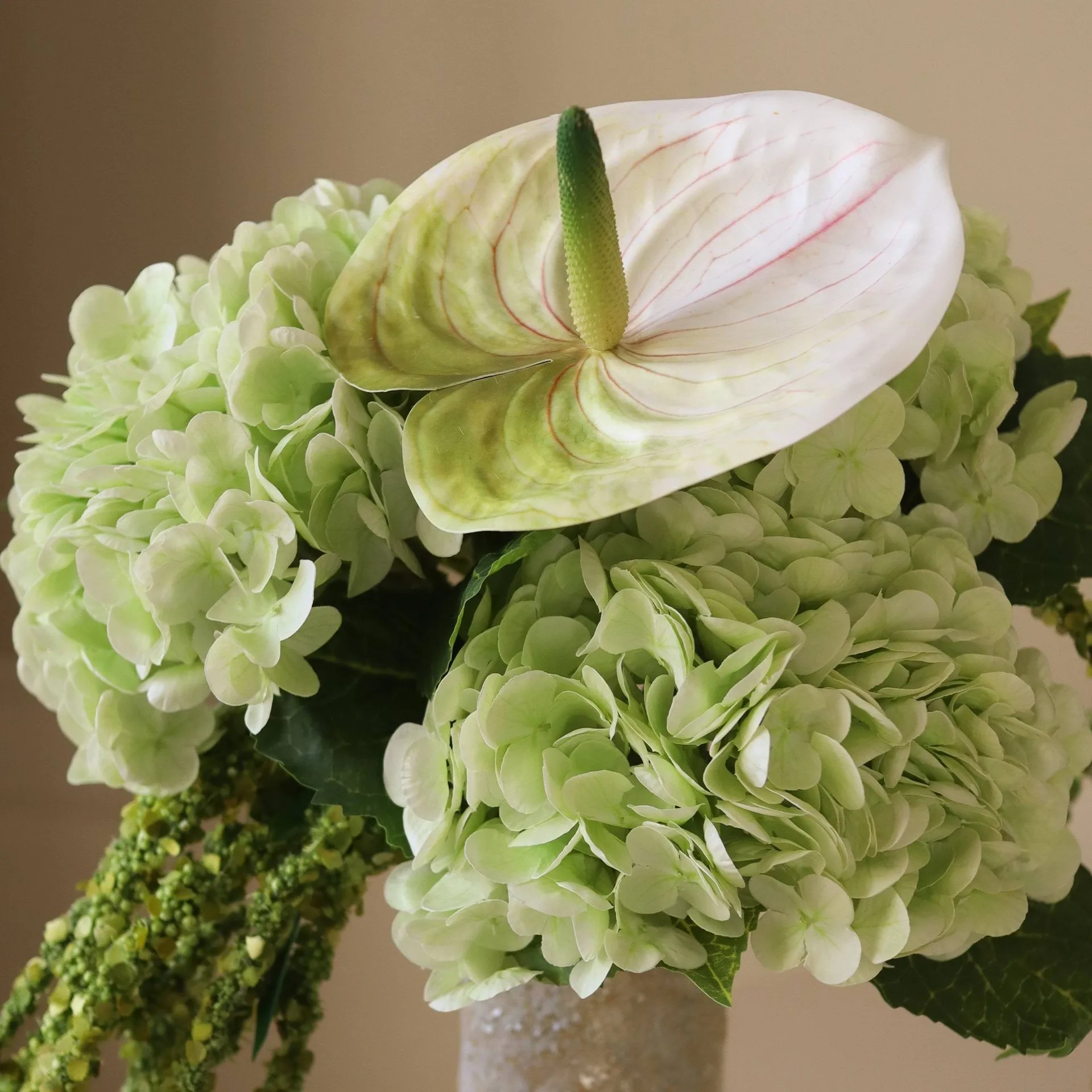 Kunstig blomsterbukett Dewdrop Symphony, Hortensia-lysegrønn anthurium-amarant 6 stk Botané