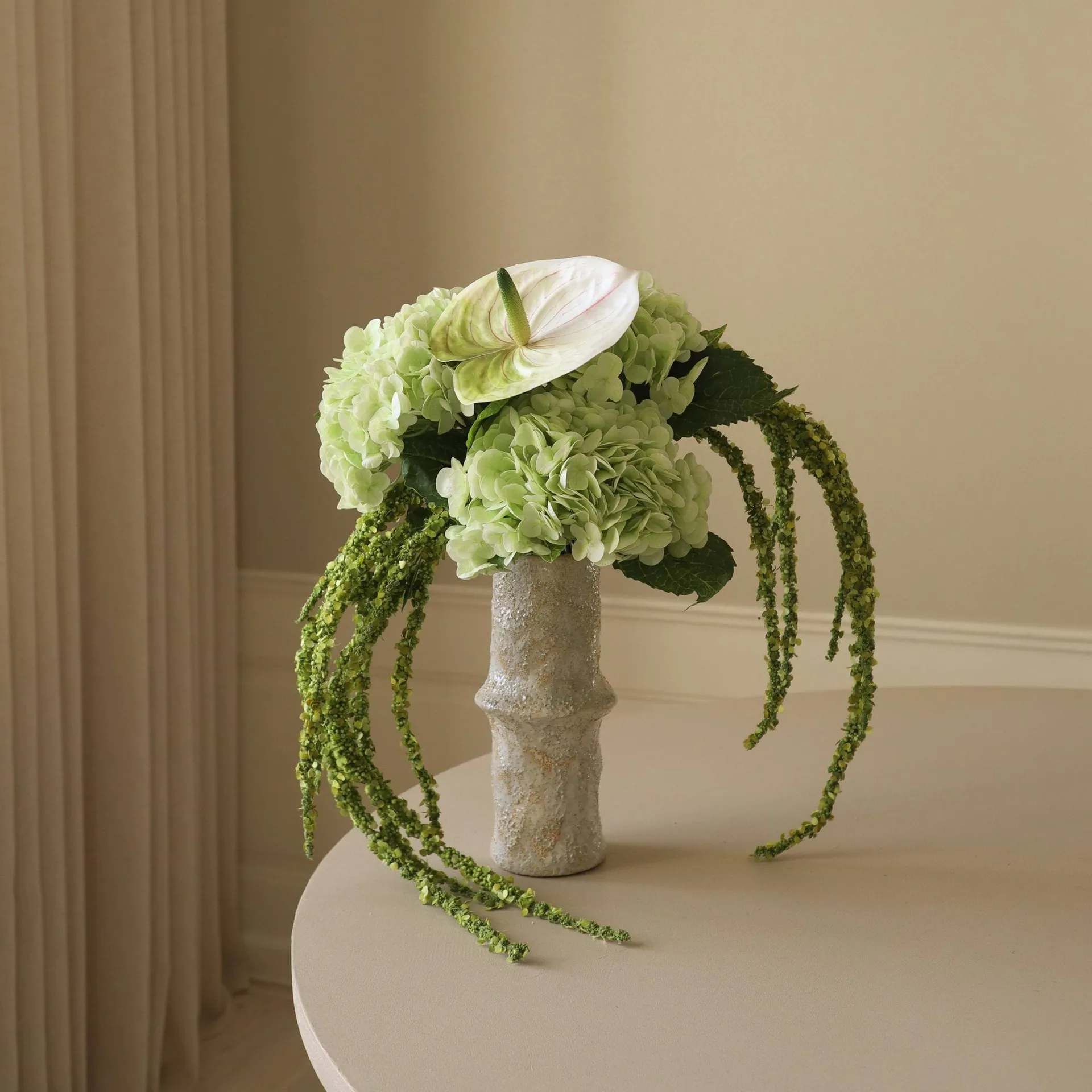 Kunstig blomsterbukett Dewdrop Symphony, Hortensia-lysegrønn anthurium-amarant 6 stk Botané