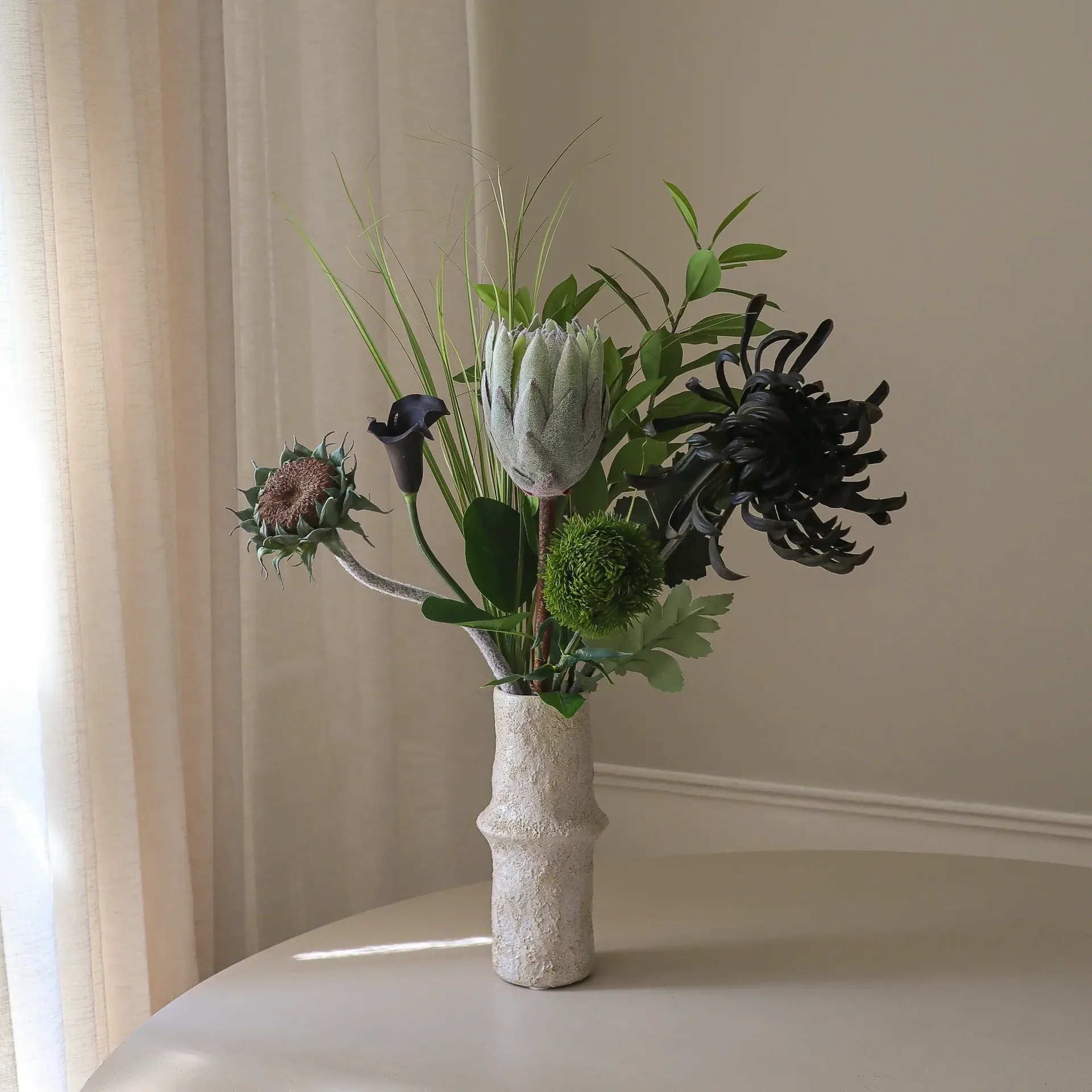 Midnight Wilderness kunstig bukett, Kongeprotea-krysantemum-kalla-nellik, 78 cm, 7 stk Botané