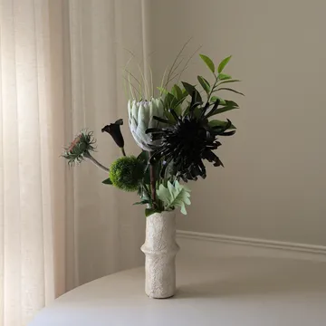 Midnight Wilderness kunstig bukett - Kongeprotea-krysantemum-kalla-nellik, 78 cm, 7 stk - Botané