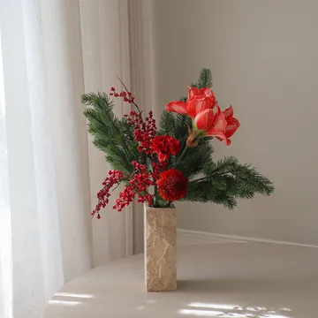 Red spritz kunstig bukett - Amaryllis, nellik, bærkvister, granbar, 72 cm - Botané