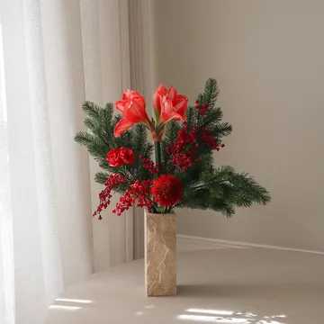 Red spritz kunstig bukett - Amaryllis, nellik, bærkvister, granbar, 72 cm - Botané