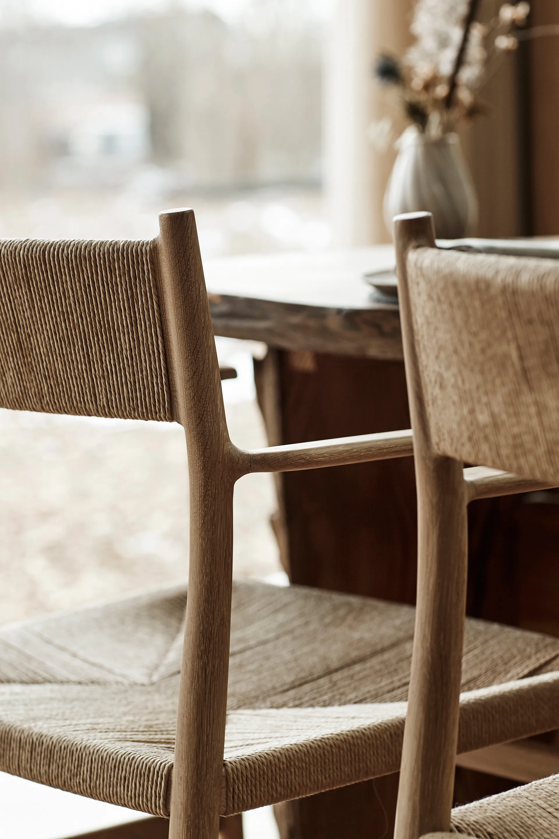 Arv karmstol vevd rygg og sete, Røykoljet eik-papirsnor Brdr. Krüger