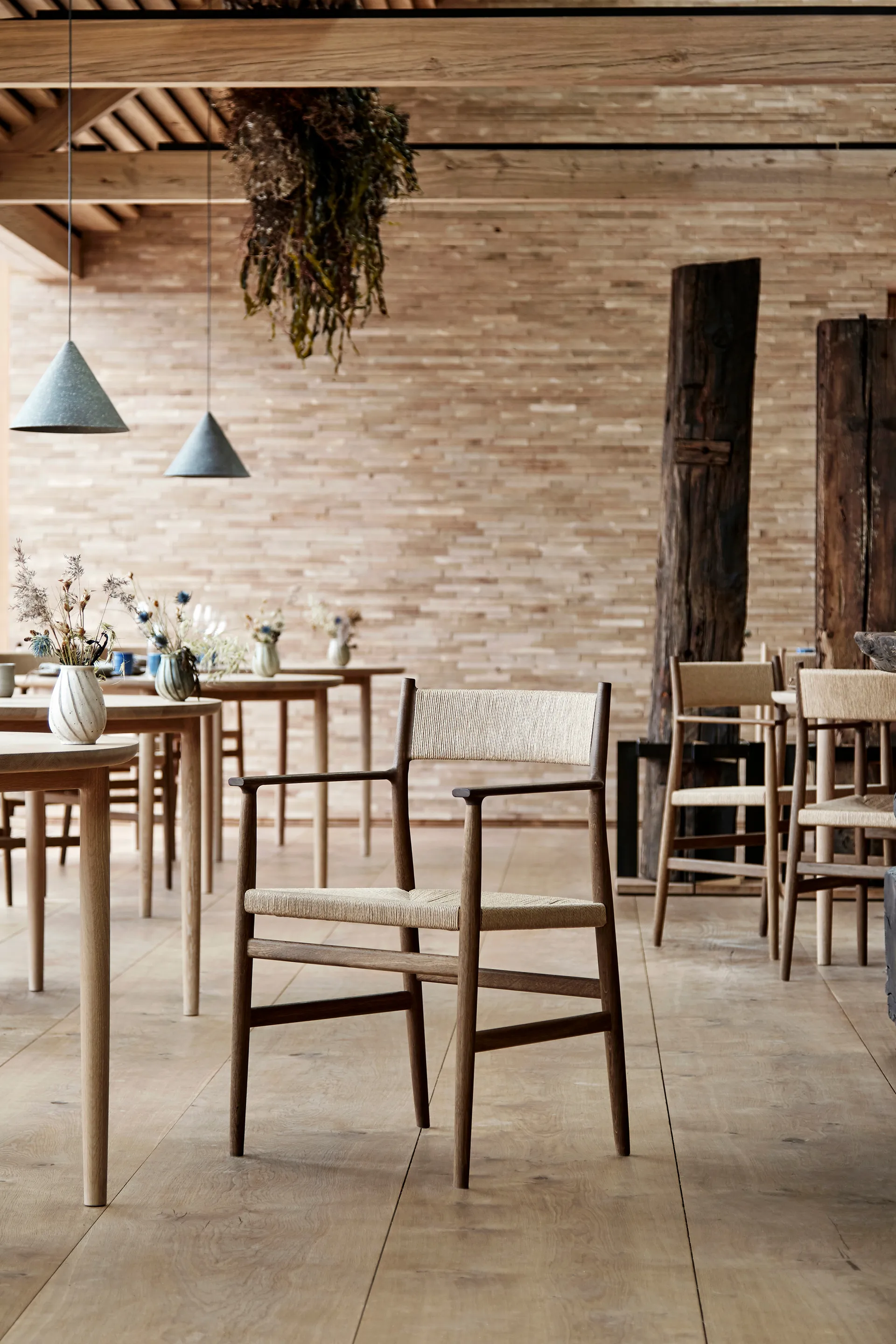 Arv karmstol vevd rygg og sete, Røykoljet eik-papirsnor Brdr. Krüger