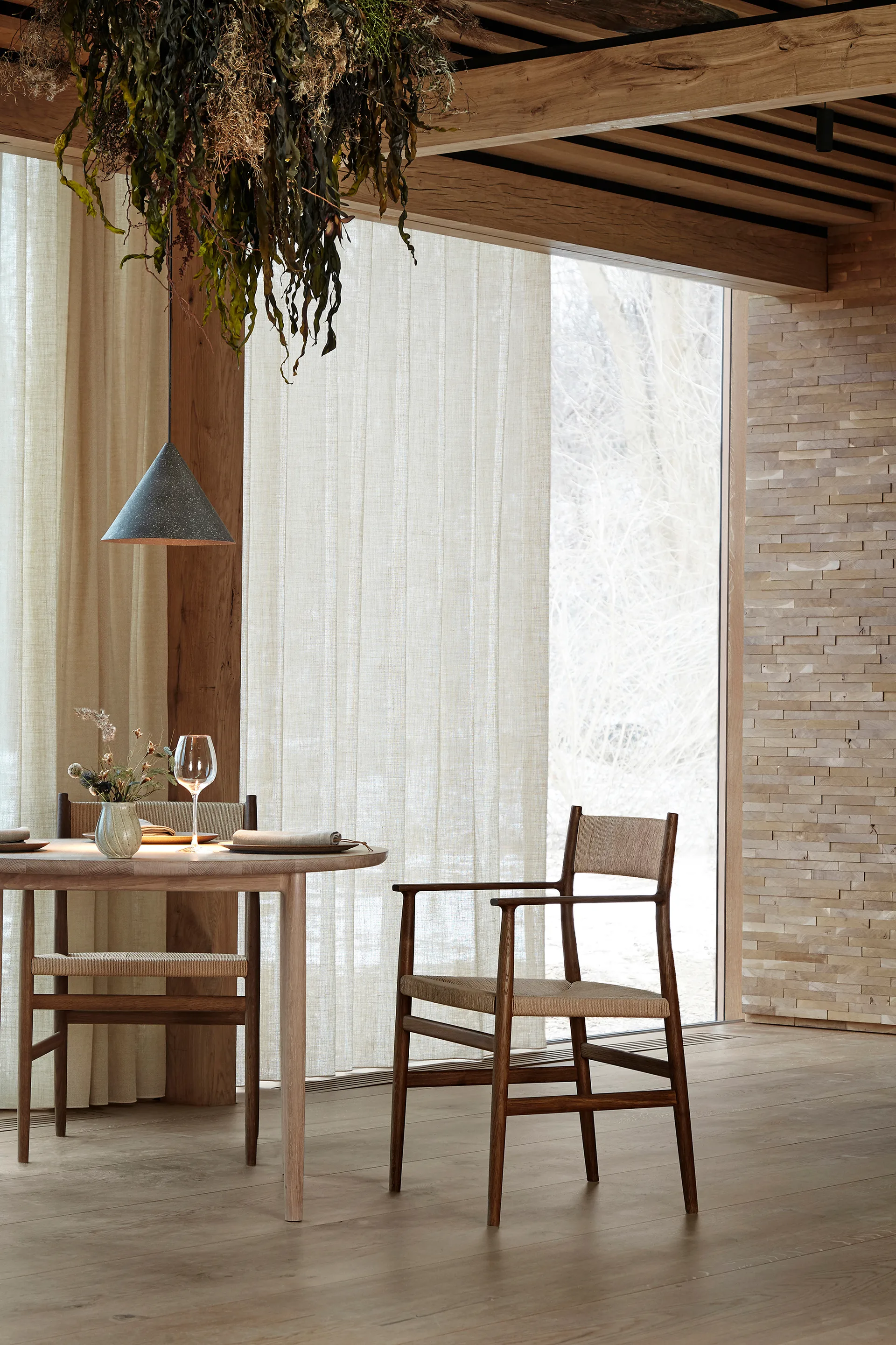 Arv karmstol vevd rygg og sete, Røykoljet eik-papirsnor Brdr. Krüger