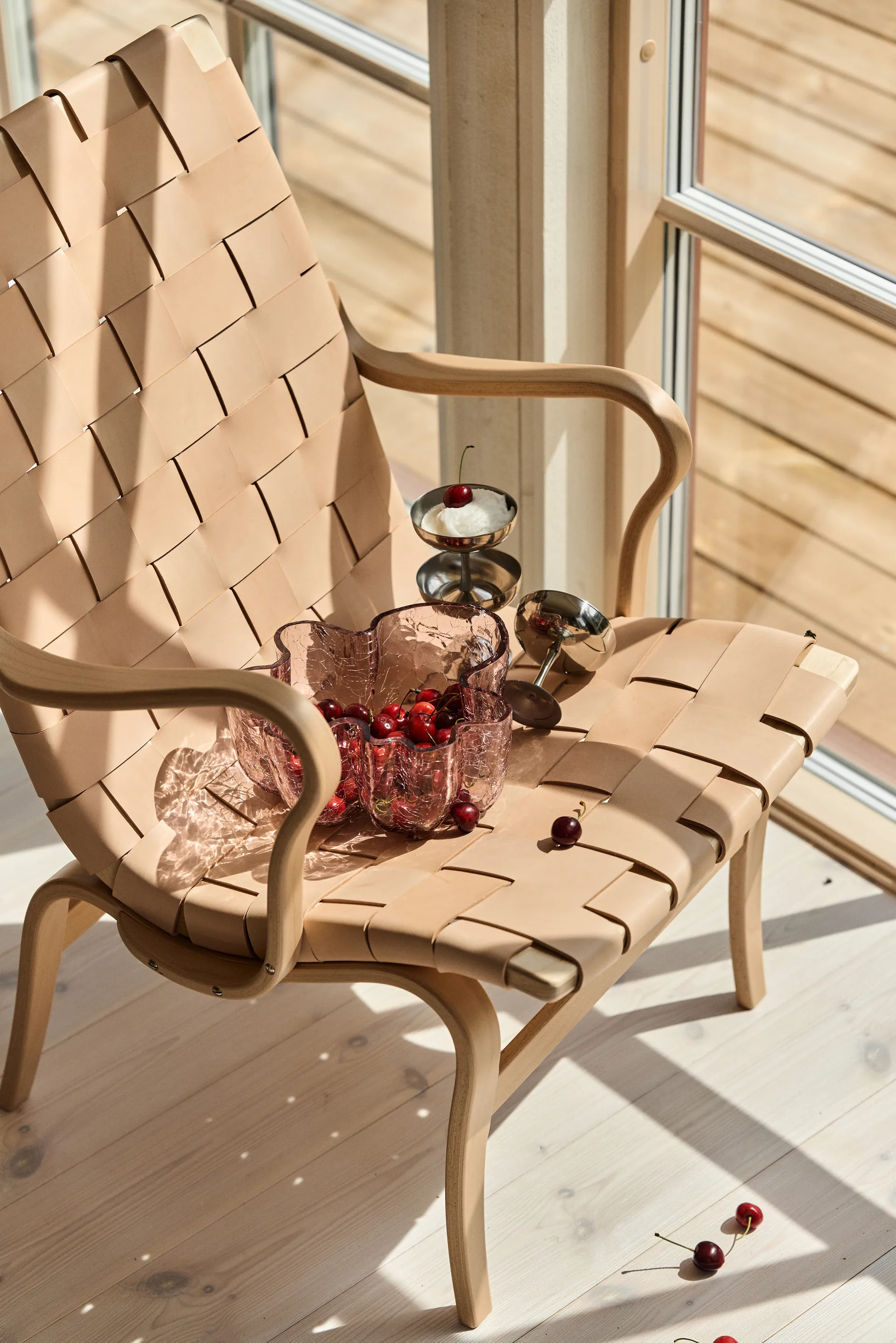 Eva lav lenestol med armlene, flettet remskinn natur, klarlakkert bøk Bruno Mathsson International