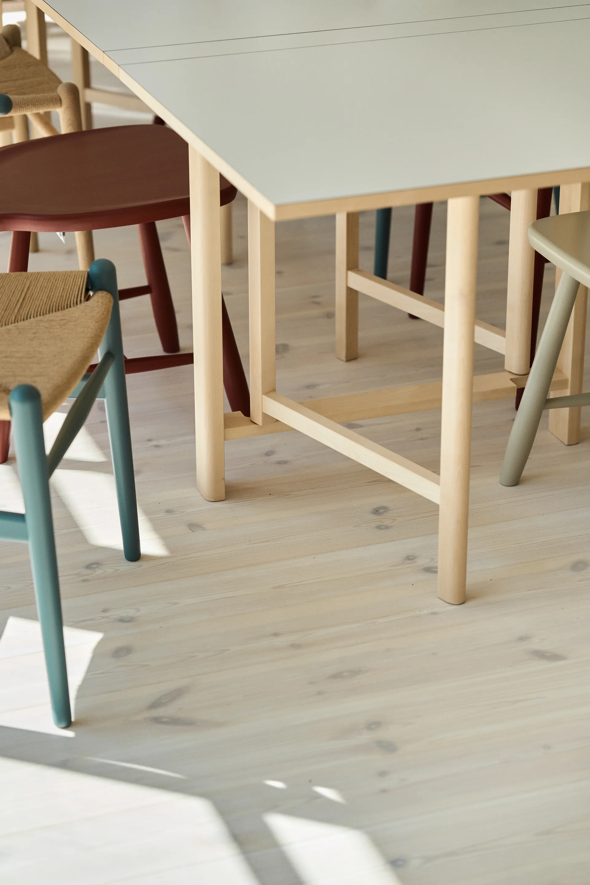 Mi 901 klaffebord, hvit, bjørkeunderstell Bruno Mathsson International