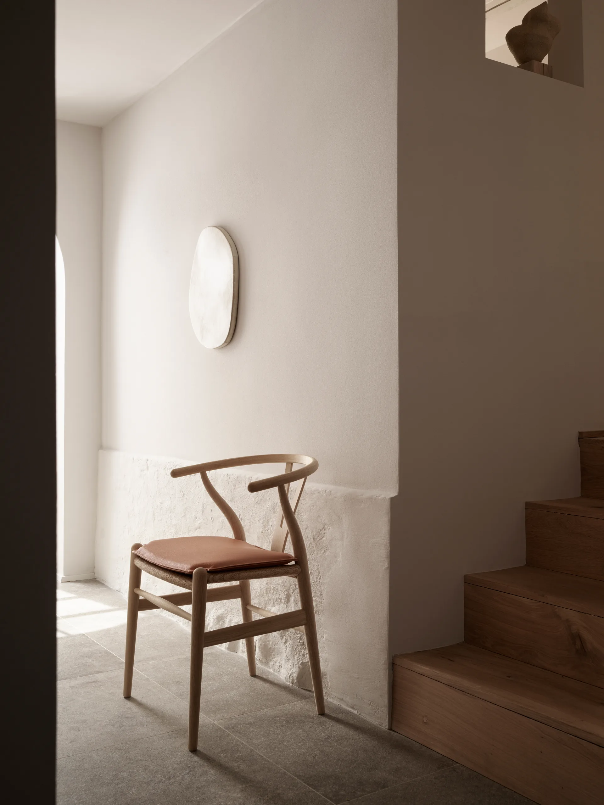 CH24 Y-stol, Klarlakk valnøtt-svart Carl Hansen & Søn