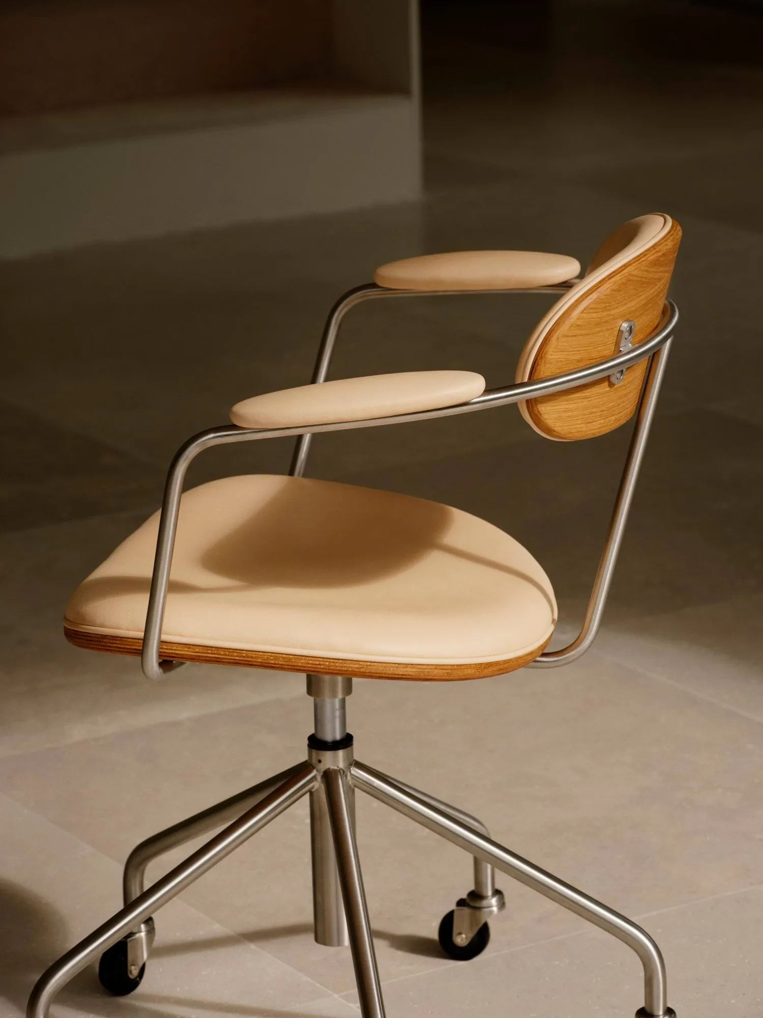 CH621 Swivel Chair snivestol, Lær Sif 90 beige-oljet eik Carl Hansen & Søn