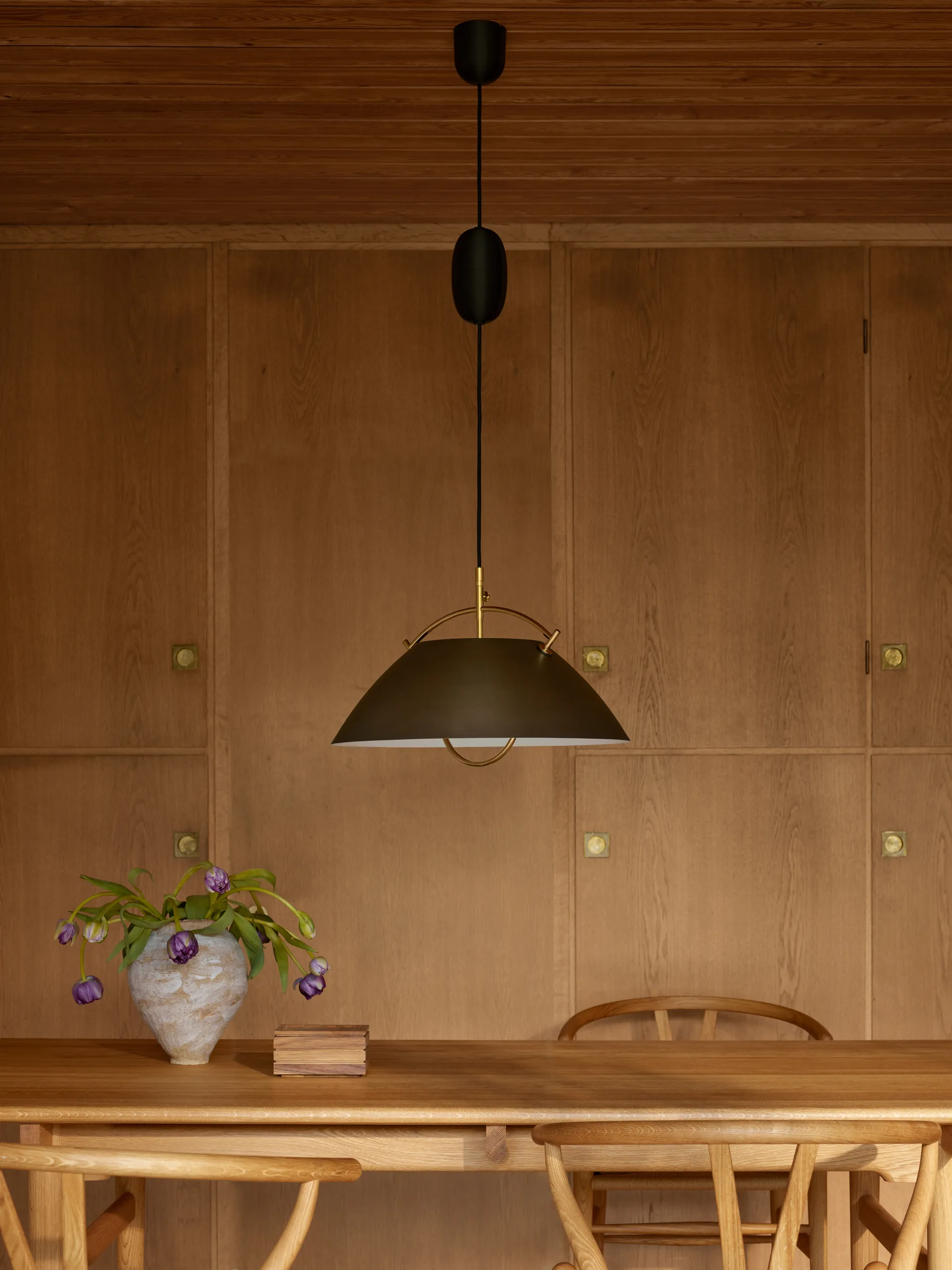 HJW37 The Pendant Birthday Edition, Antikk messing, med heis, Ø51 cm Carl Hansen & Søn