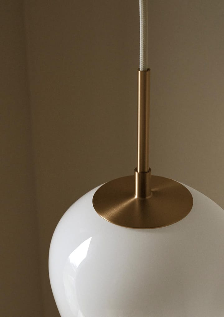MT221 Tulip-lampen Ø17 cm, Opalglass-messing Carl Hansen & Søn