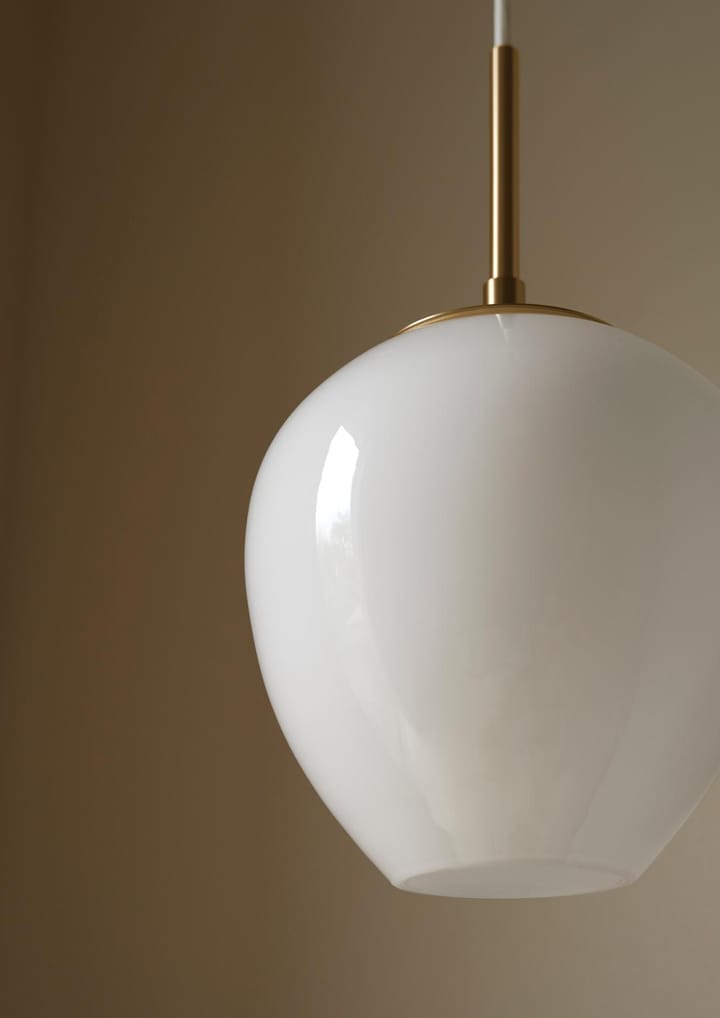 MT221 Tulip-lampen Ø17 cm, Opalglass-messing Carl Hansen & Søn