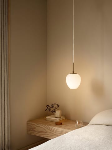 MT221 Tulip-lampen Ø17 cm - Opalglass-messing - Carl Hansen & Søn