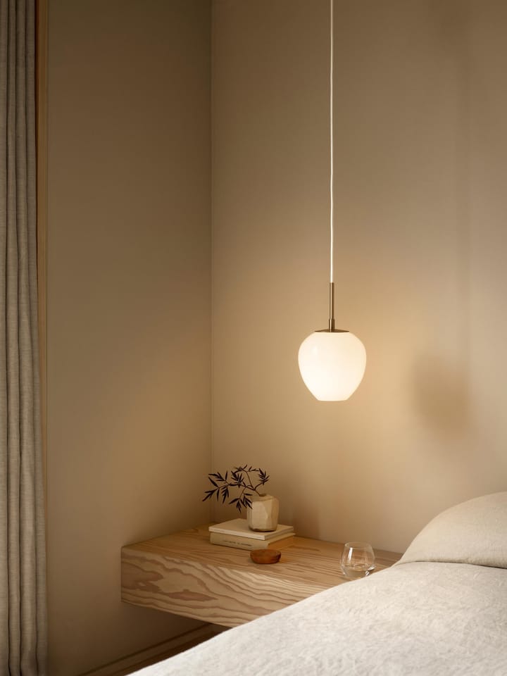MT221 Tulip-lampen Ø17 cm, Opalglass-messing Carl Hansen & Søn