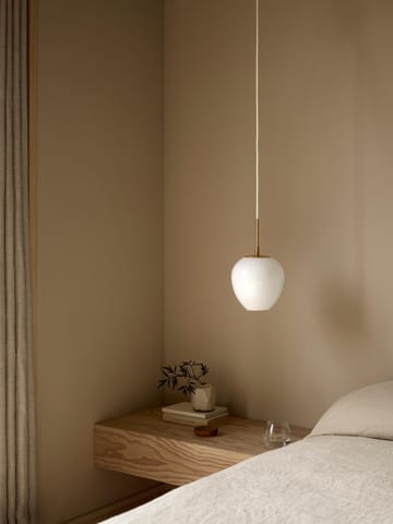 MT221 Tulip-lampen Ø17 cm - Opalglass-messing - Carl Hansen & Søn