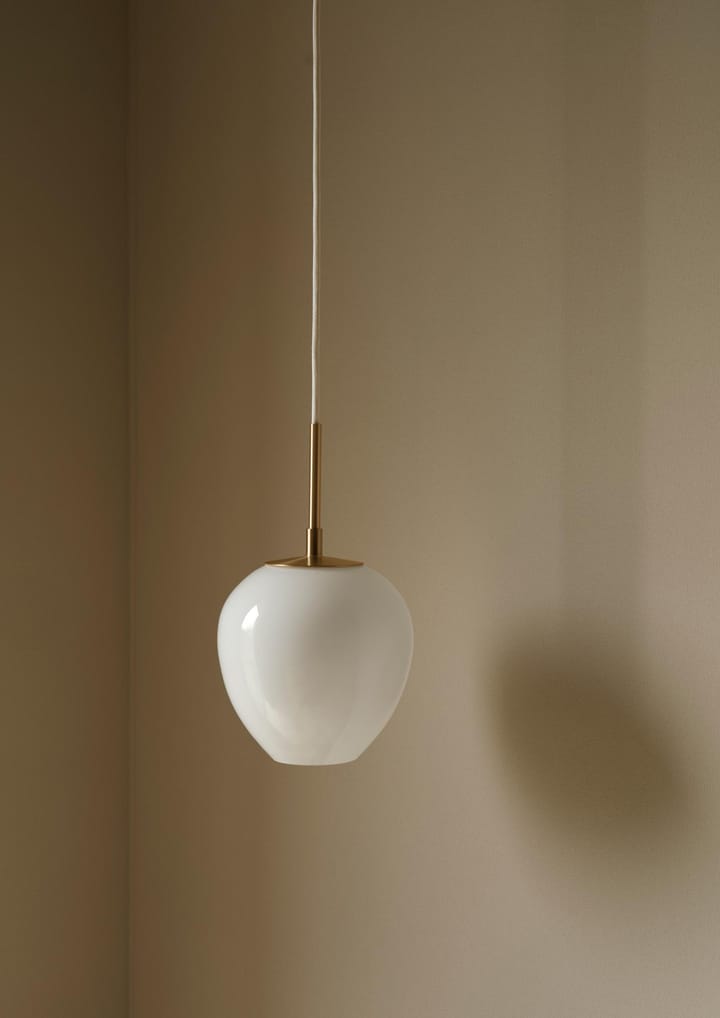 MT221 Tulip-lampen Ø17 cm, Opalglass-messing Carl Hansen & Søn