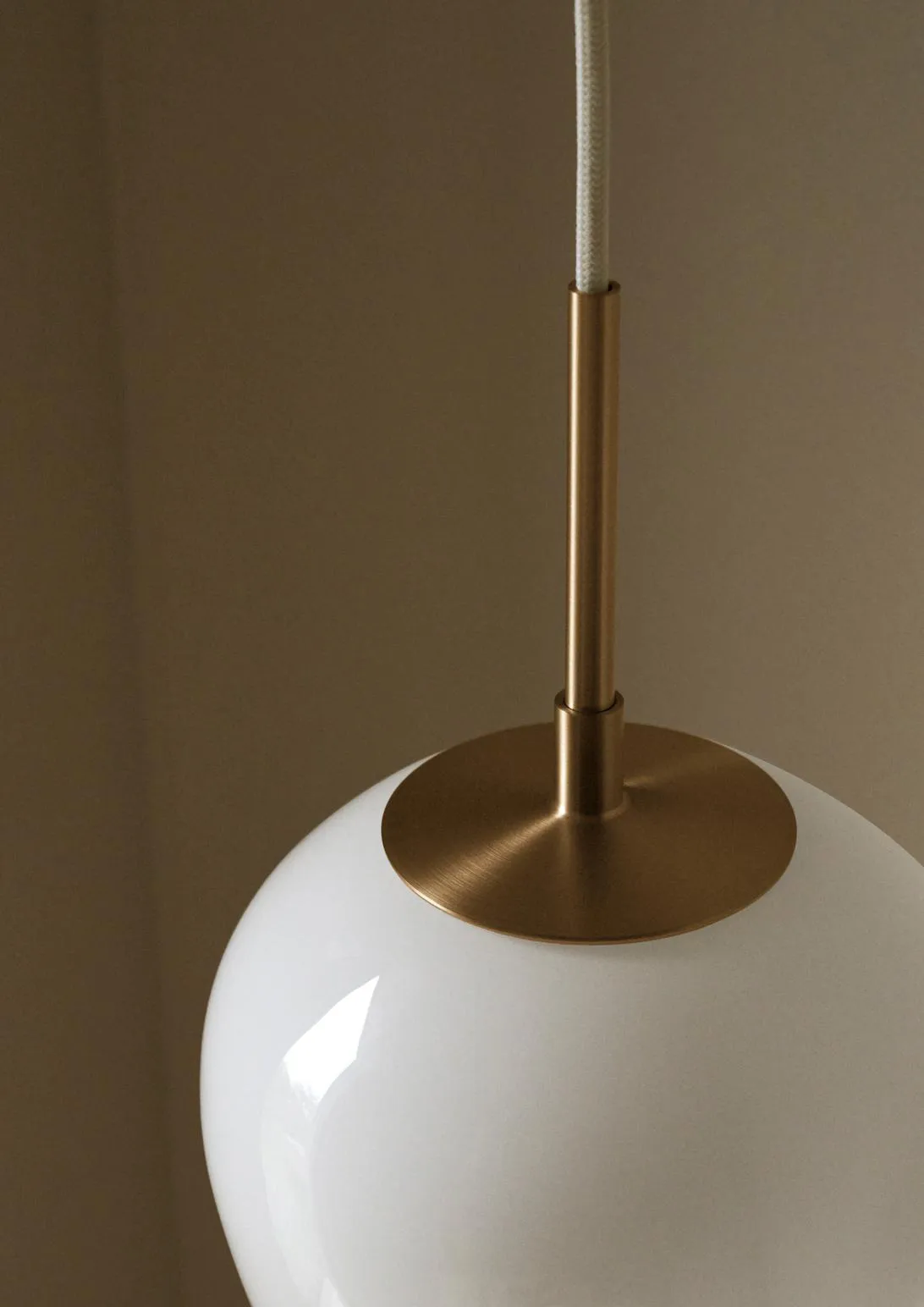 MT221 Tulip-lampen, Opalglass-messing, Ø17 cm Carl Hansen & Søn