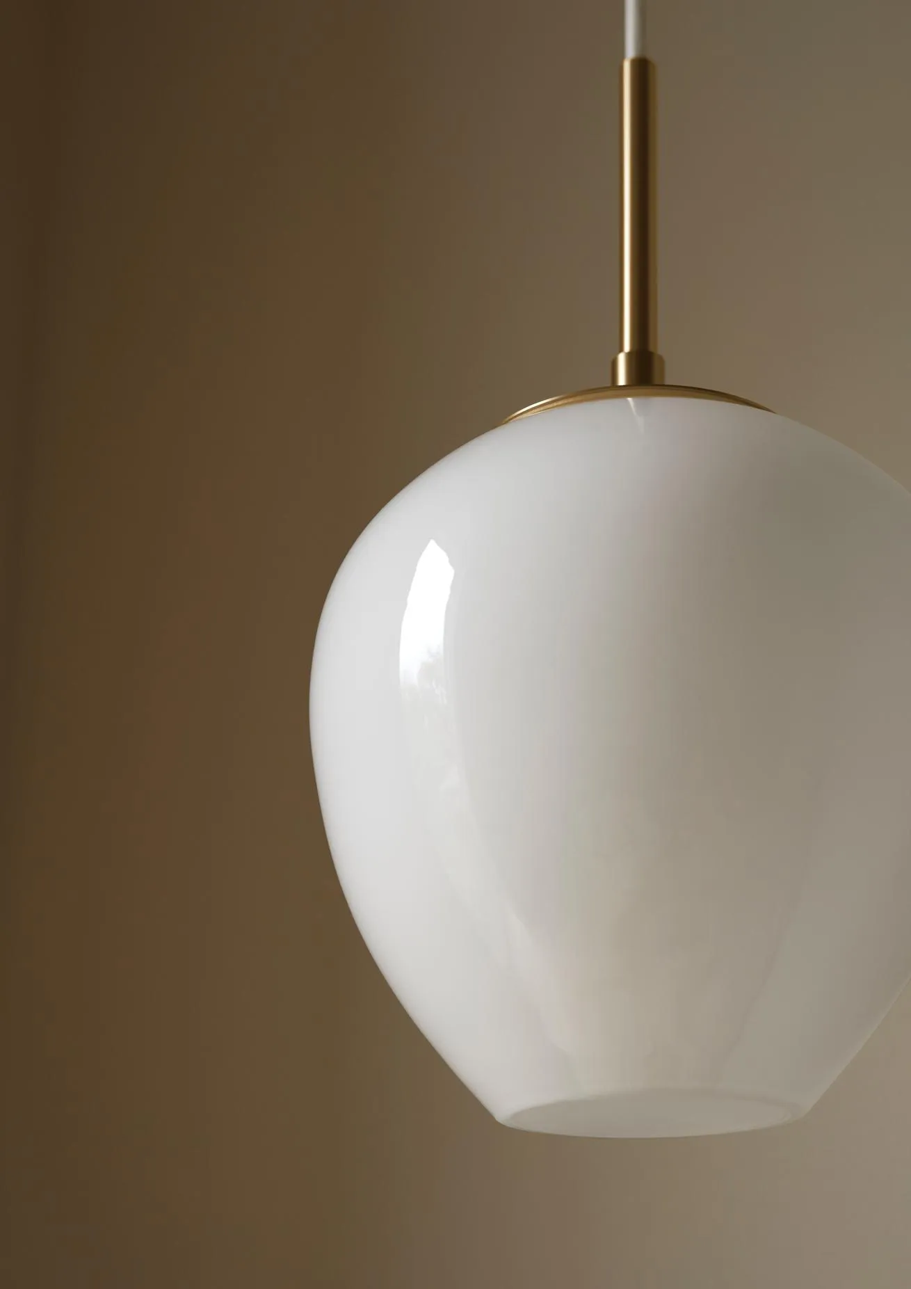 MT221 Tulip-lampen, Opalglass-messing, Ø17 cm Carl Hansen & Søn