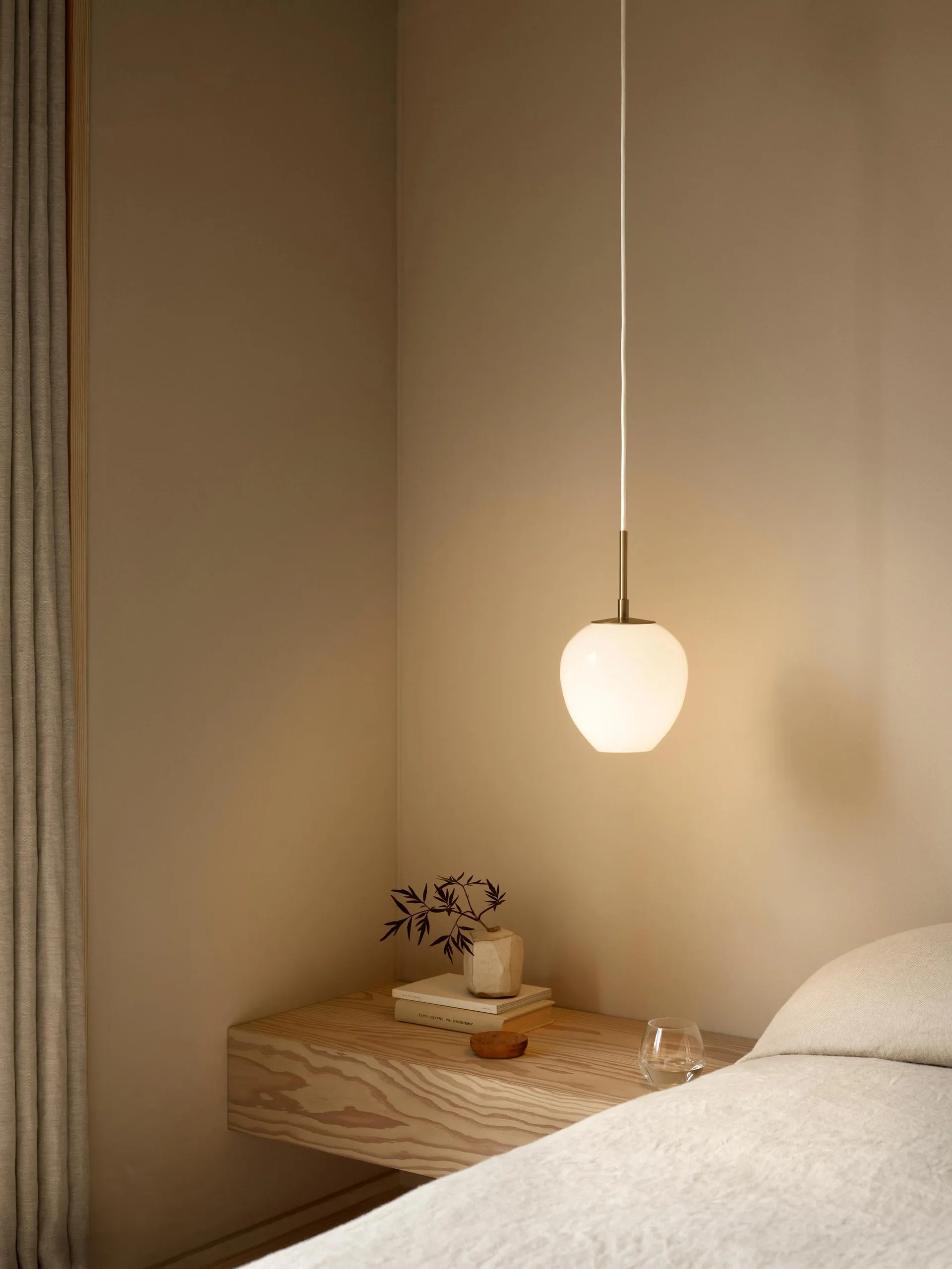 MT221 Tulip-lampen, Opalglass-messing, Ø17 cm Carl Hansen & Søn