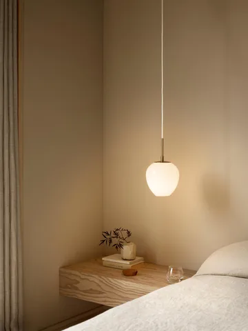 MT221 Tulip-lampen - Opalglass-messing, Ø17 cm - Carl Hansen & Søn