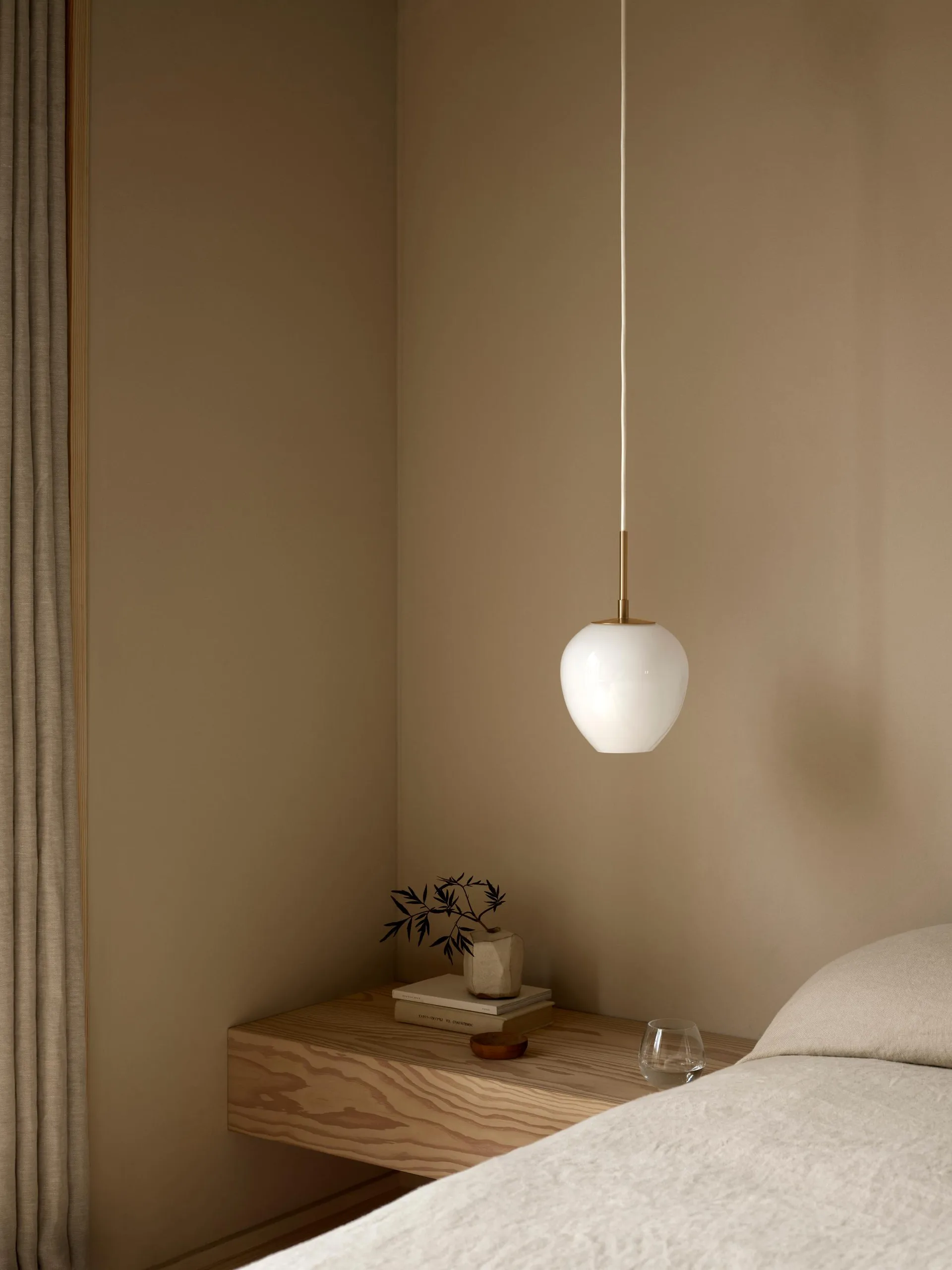 MT221 Tulip-lampen, Opalglass-messing, Ø17 cm Carl Hansen & Søn