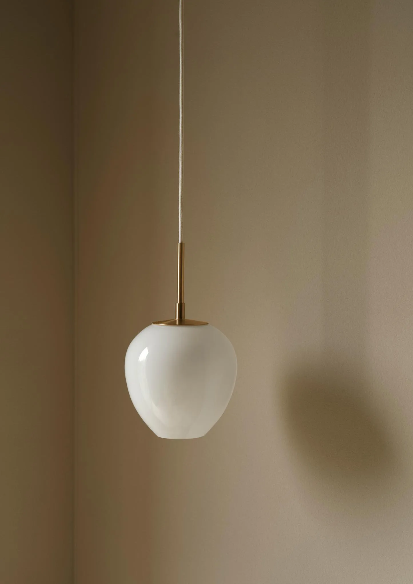 MT221 Tulip-lampen, Opalglass-messing, Ø17 cm Carl Hansen & Søn