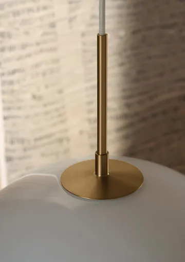 MT221 Tulip-lampen - Opalglass-messing, Ø36 cm - Carl Hansen & Søn