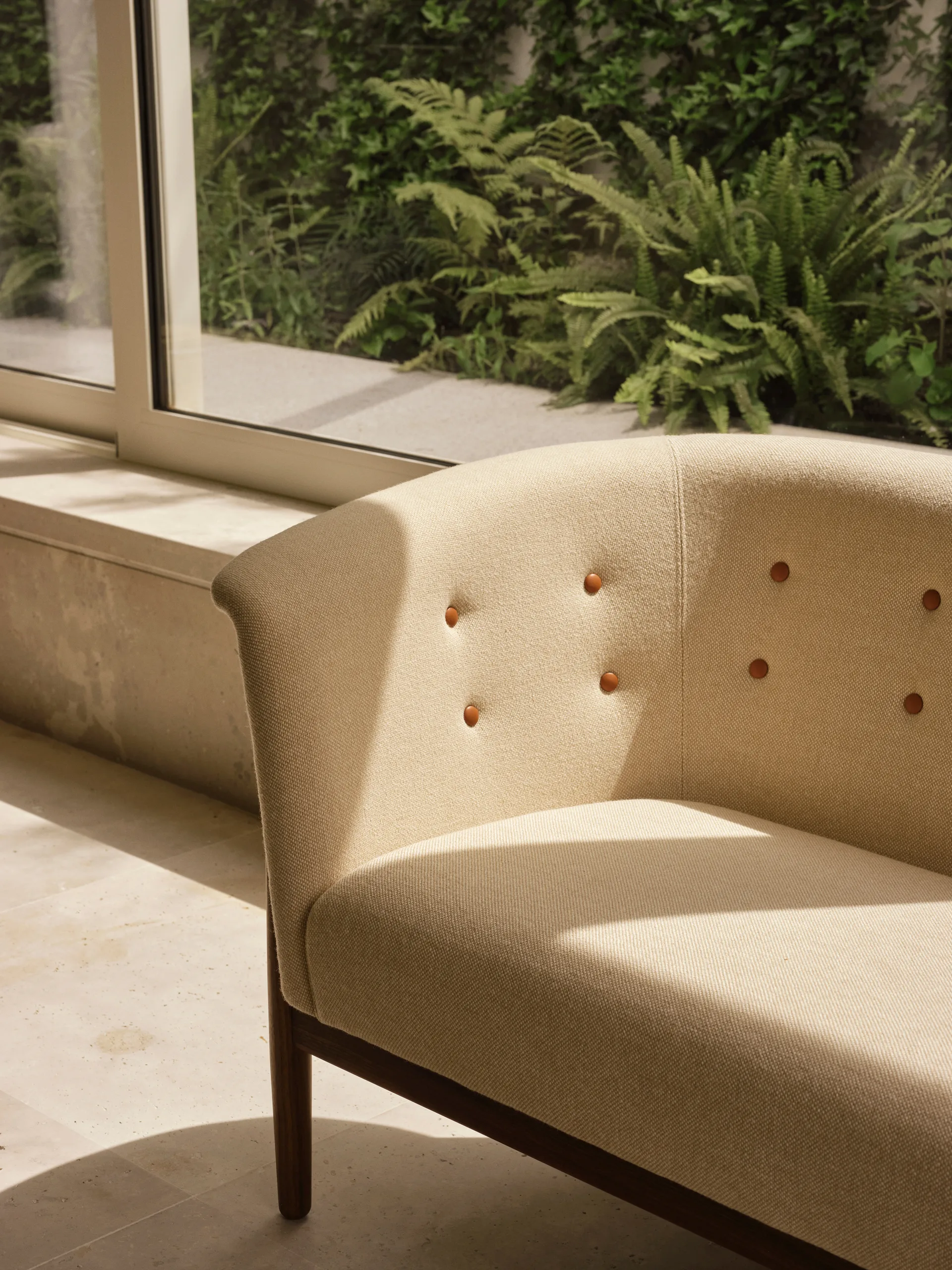 ND52-2 Vita sofa 146 cm, Hallingdal 0200-oljet valnøtt Carl Hansen & Søn