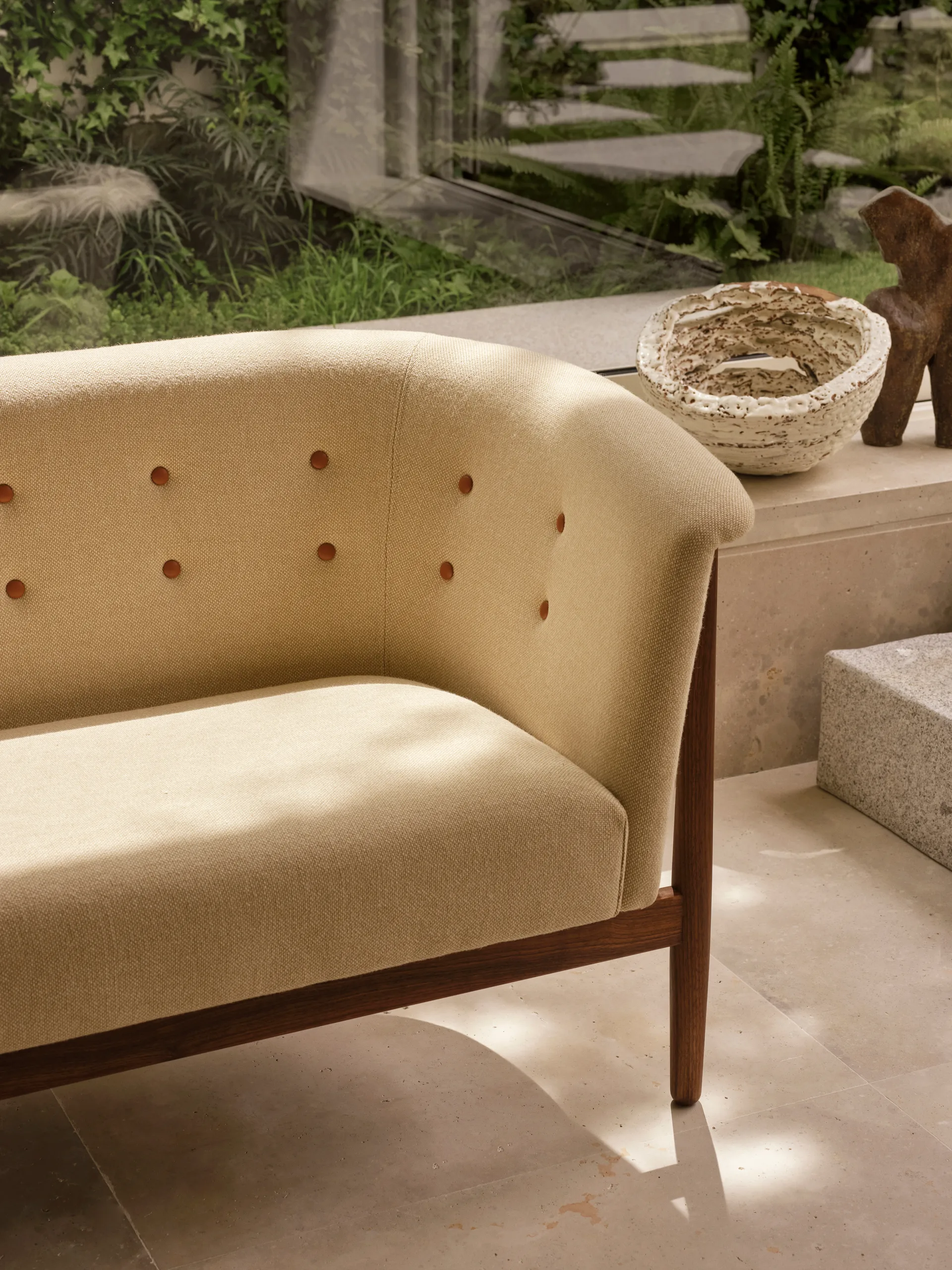 ND52-2 Vita sofa 146 cm, Hallingdal 0200-oljet valnøtt Carl Hansen & Søn