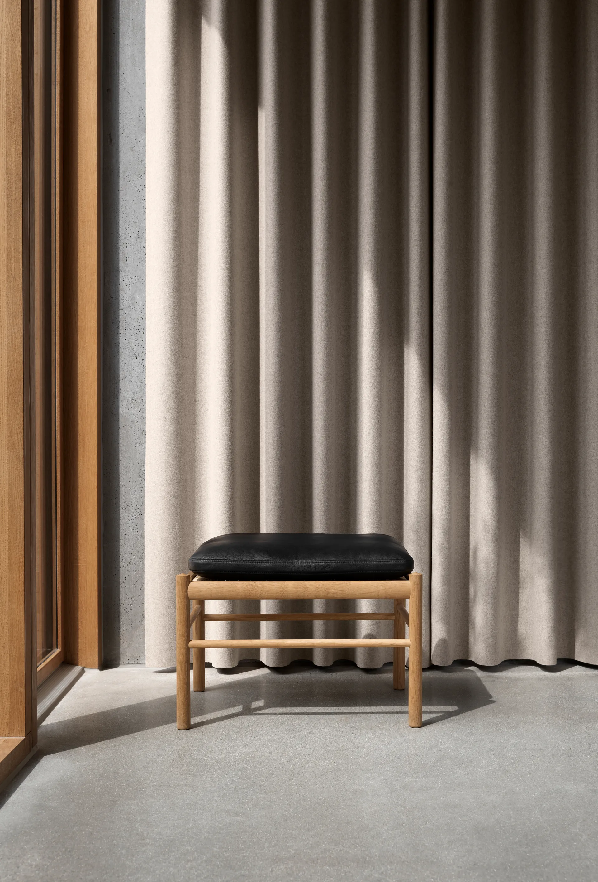 OW149F Colonial fotskammel, Thor 301 læder-hvitoljet eik Carl Hansen & Søn