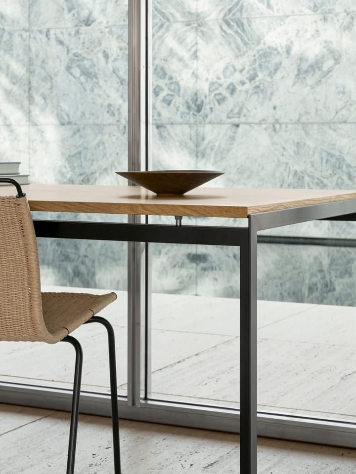 PK52A skrivebord pulverlakkert stål, Oljet eik-svart Carl Hansen & Søn