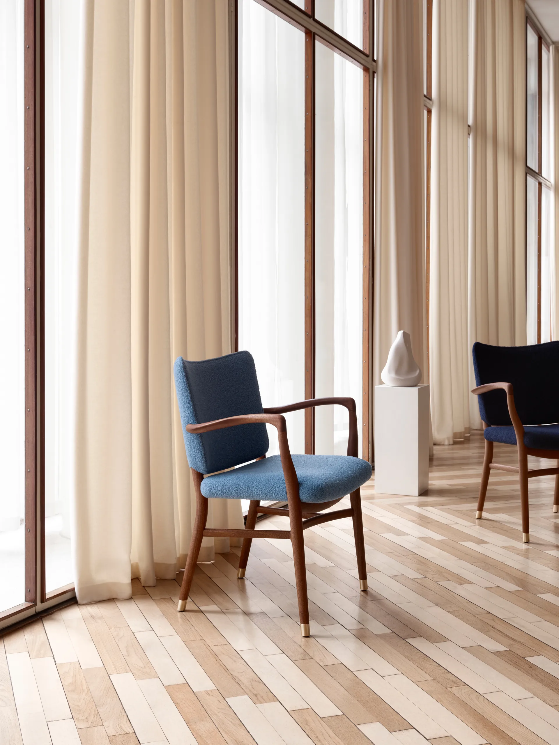 VLA61 Monarch chair armlenestol, Oljad mahogny-Baru 0740 Carl Hansen & Søn