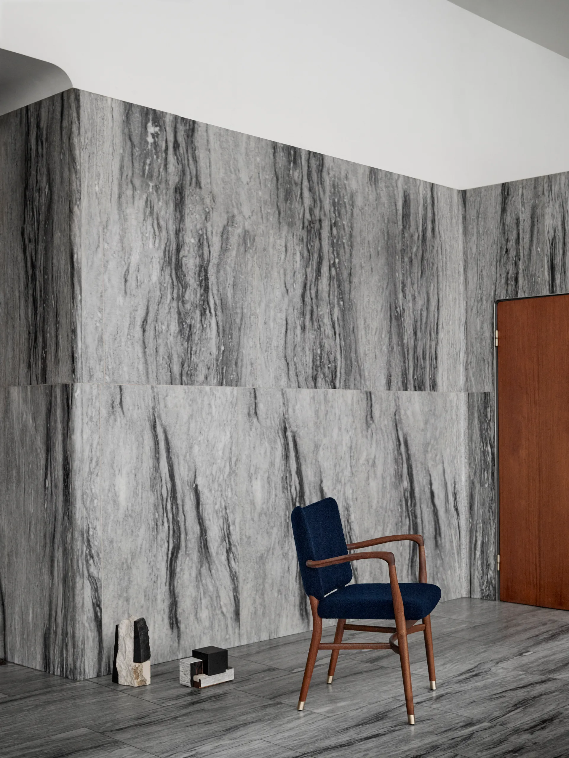 VLA61 Monarch chair armlenestol, Oljad mahogny-Baru 0740 Carl Hansen & Søn