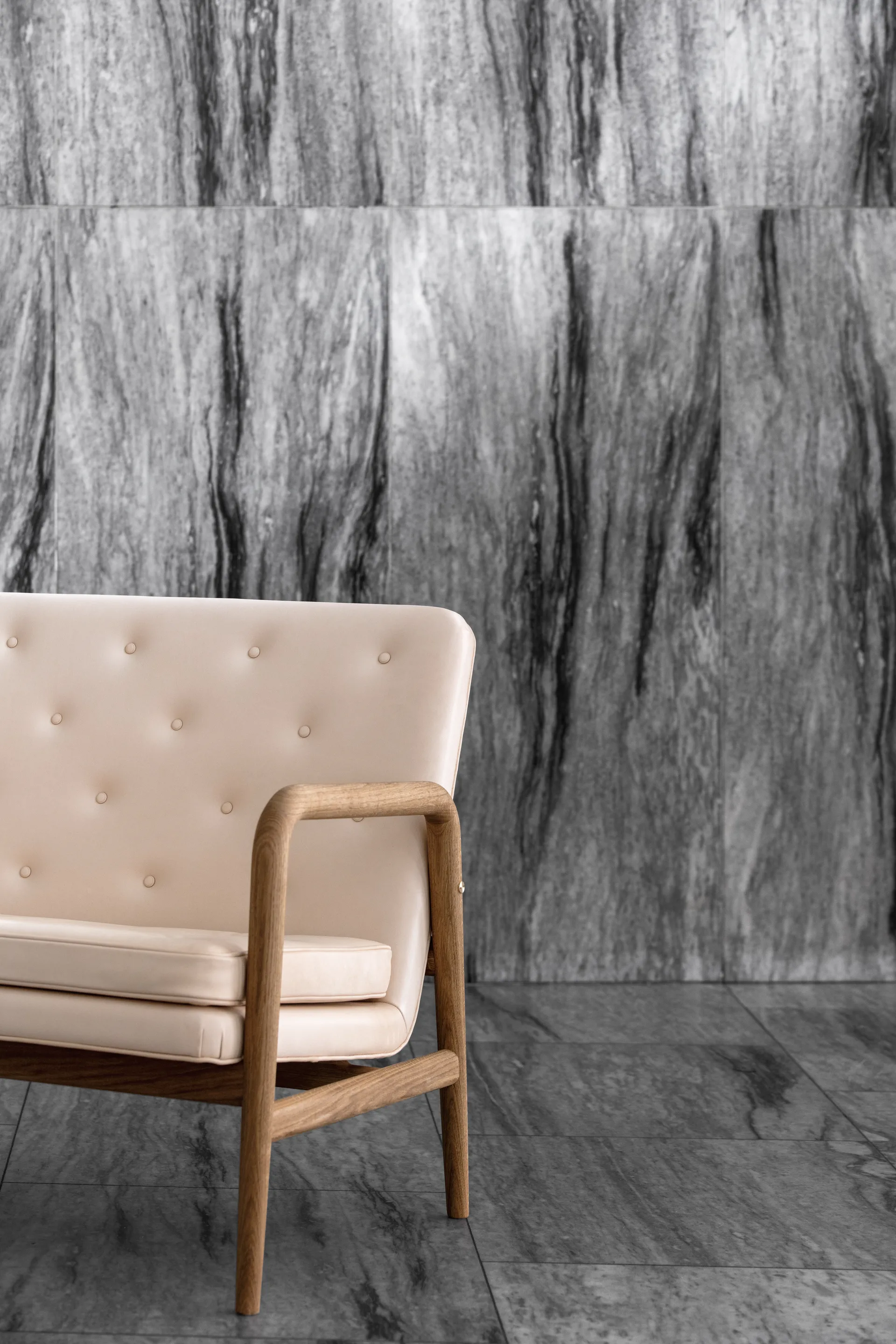 VLA77 Foyer sofa, Oljebehandlet eik-sif 90 lær Carl Hansen & Søn