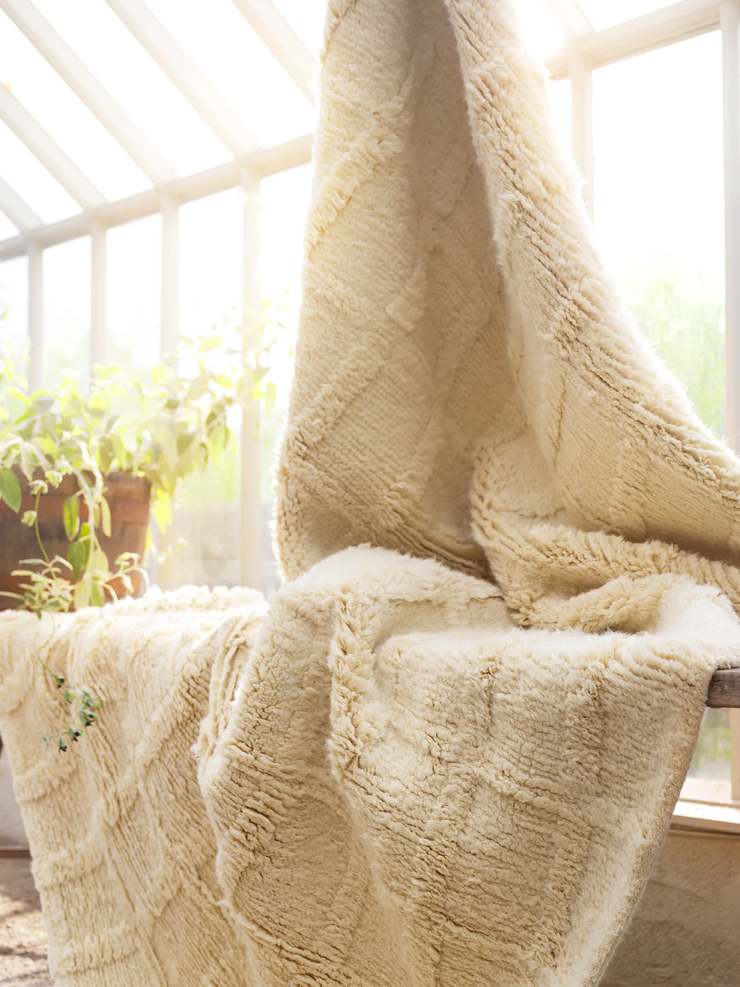 Badal ullteppe, Off-white 250 x 350 cm Chhatwal & Jonsson