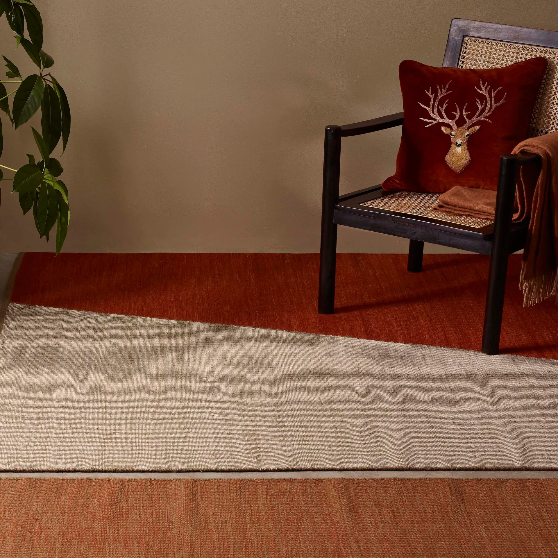 Embroidered Reindeer putetrekk 50 x 50 cm, Rust Chhatwal & Jonsson